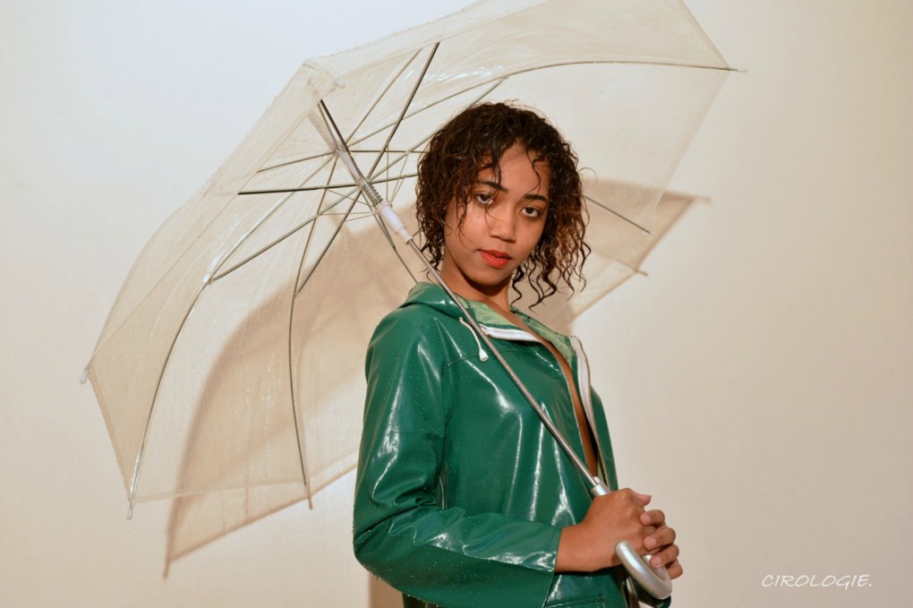 4958- Patricia sous un coin de parapluie
Lyon Closerie 29/07/2014