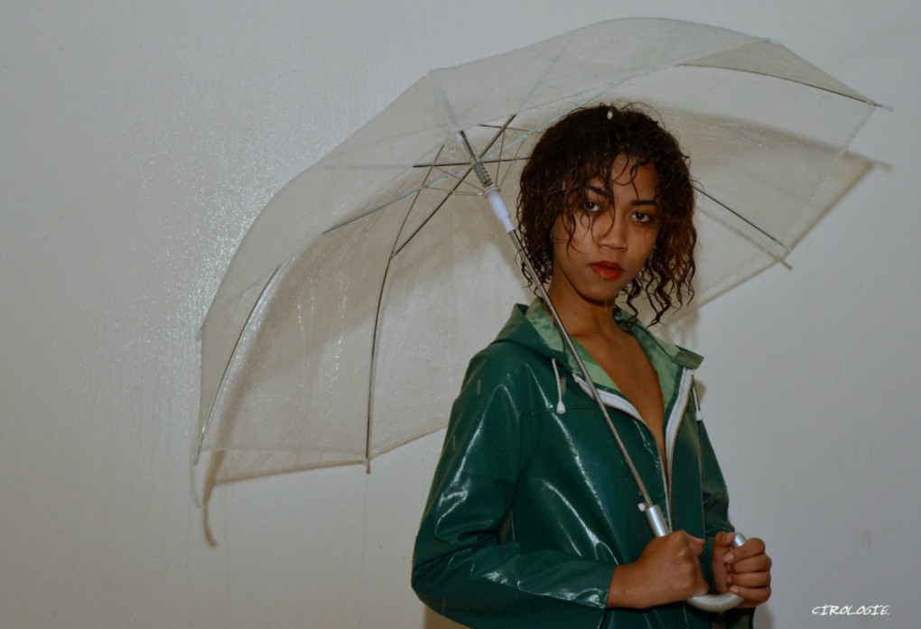 4974- Patricia sous un coin de parapluie
Lyon Closerie 29/07/2014