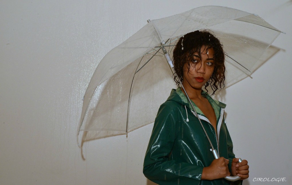 4979- Patricia sous un coin de parapluie
Lyon Closerie 29/07/2014