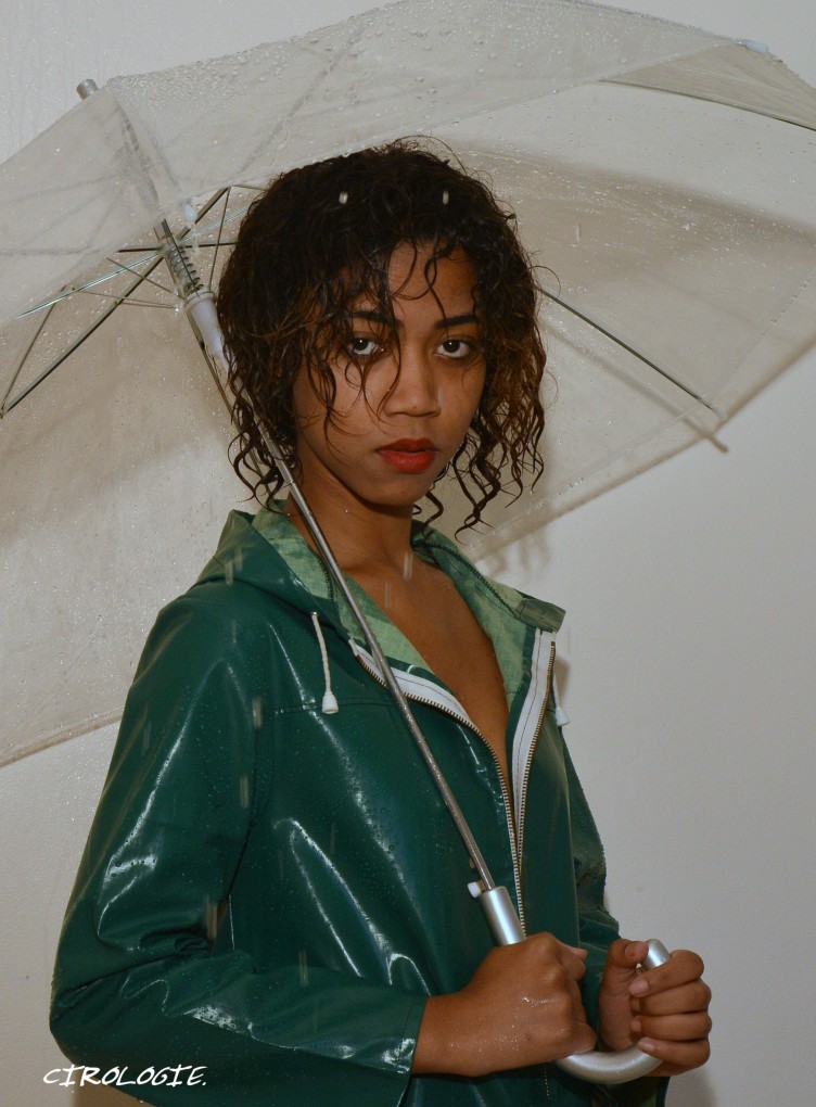 4981- Patricia sous un coin de parapluie
Lyon Closerie 29/07/2014